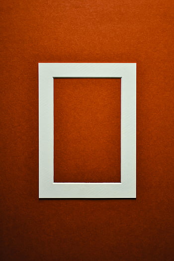 bílý fotorámeček, červený povrch, minimalistický design, texturou pozadí, Bílý rámeček obrázku, červené zdi, jednoduché složení, moderní dekor, prázdný rámeček, umění zobrazení, Vzhled interiéru
