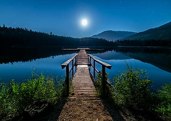 ruskea puinen telakka, kuutamoinen telakka, whistler bc, tähtitaivas, rauhallinen kohtaus, yökuvaus, järvinäkymä, vuoren taustalla, rauhallinen maisema, ulkona, luonnon valokuvaus