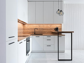moderne Küche, weiße Möbel, weiße Schränke, Holzakzente, Helle Küche, zeitgenössische Küche, minimalistisches Design, Küchengestaltung, Küchendekor, küche innenraum, modernes Interieur