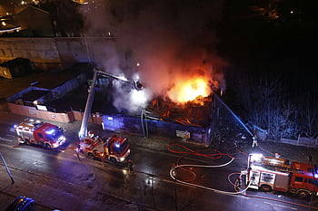 消防士、 都市火災、 夜、 消防車、 ホース、 シティ、 火災、 戦闘、 煙、 緊急対応、 夜景