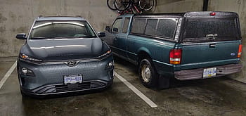 2019 Hyundai Kona Electric, 1996 Ford Ranger, Britisch-Kolumbien, Kona Electric, Hyundai Kona Electric, Kona ev, Myev, zwei Fahrzeuge, ein Raum, autobezogen, elektrisches Fahrzeug