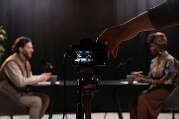 Záznam podcastů, rozmanití hostitelé, Studiová relace, černý fotoaparát, Profesionální nahrávání, Nastavení stativu, Nastavení mikrofonu, studiové prostředí, video produkce, Tvorba obsahu, Hostitelé podcastů