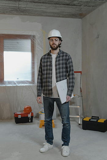 bygningsarbeider, hard hat, blåkopier, Renoveringssted, Svart og hvit pledd skjorte, hvitt papir, innendørs konstruksjon, verktøy, sikkerhetsutstyr, byggeplaner, mannlig arbeider