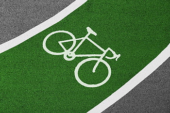 corsia di bicicletta verde, simbolo della bici bianca, Trama stradale chiara, verde acceso, Corsia per le bici, segnaletica stradale, strada asfaltata, pista ciclabile, manto stradale, linea bianca