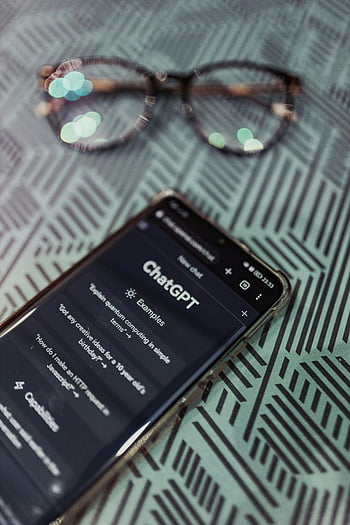 smartphone, Chat GPT, AI -systeem, Chatgpt -app, bril, oppervlak met een patroon, mobiele interface, technologie, kunstmatige intelligentie, digitale communicatie, slim apparaat