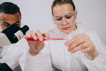 科学者、 実験室、 実験、 研究所の備品、 精密な実験、 ラボ、 研究室の科学者、 白衣、 ゴーグル、 顕微鏡、 試験管