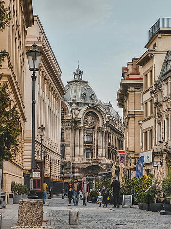 Bukarest Street, Pałac depozytów, historyczny budynek, ludzie chodzą, scena miejska, pejzaż miejski, architektura europejska, brukowana ulica, kawiarenka na dworze, lampy uliczne, Rumunia podróż