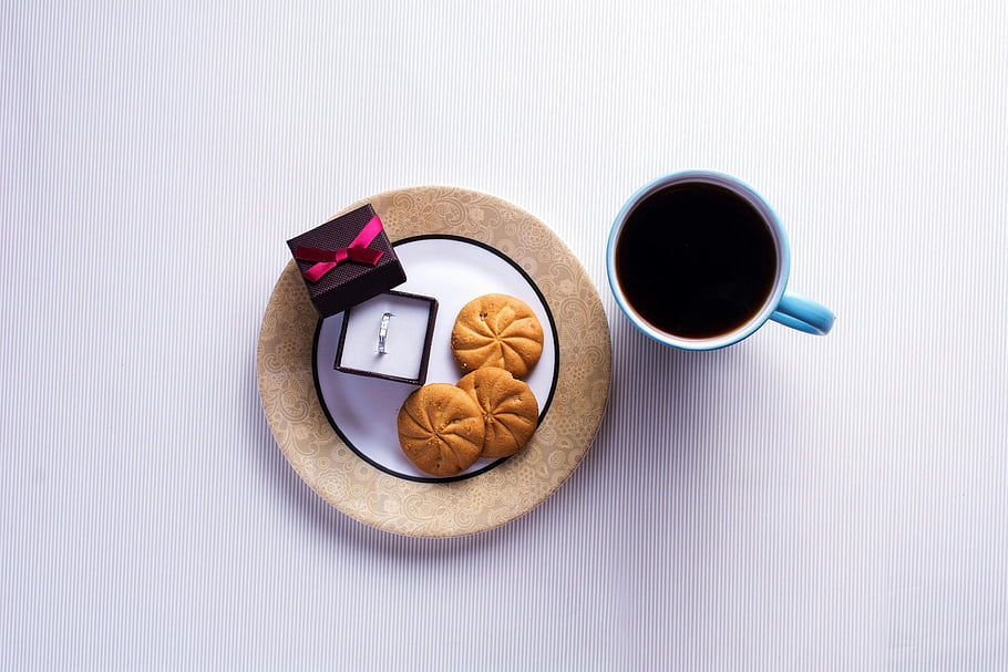 káva, cookies, svatební prsten, kroužek, keramický hrnek, Černá kapalina, romantické příležitosti, režijní pohled, zvláštní příležitosti, deska, bílé pozadí