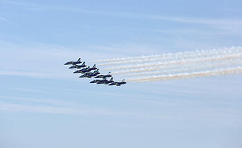 pertunjukan udara, jet tempur, Formasi yang tepat, tampilan udara, langit biru jernih, Formasi jet, kinerja udara, Acara Penerbangan, pertunjukan langit, pesawat militer, Tampilan Airshow