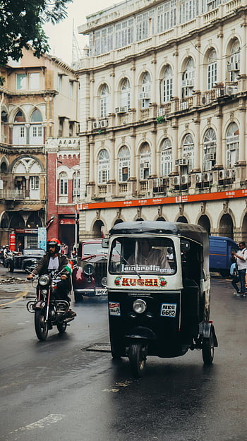 Mumbai, Kraftfahrzeuge, Tuk Tuk, Motorräder, belebte Straße, lebendiges Stadtleben, städtische Szene, Indische Stadt, der Verkehr, Straßenansicht, die Architektur
