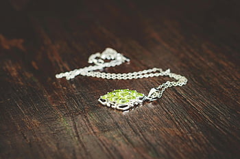 colar verde das mulheres, cordão de prata, pingente de pedra preciosa verde, superfície de madeira rústica, Jóias de close-up, jóias verdes, pingente de prata, fundo de madeira, colar elegante, jóias da moda, Colar de pedra verde