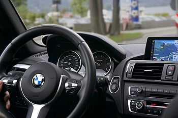 ภายในรถ BMW, หน้าจอนำทาง, เครื่องวัดความเร็ว, พวงมาลัย, BMW ที่สง่างาม, แผงควบคุมรถ, ขับ BMW, การควบคุมรถ, ตกแต่งภายในรถยนต์, BMW แดชบอร์ด, ระบบนำทางรถยนต์