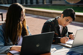 studenti používající notebook, Venkovní studijní relace, dva studenti, notebooky, Psaní poznámky, angažovaní studenti, Venkovní učení, studovat venku, vzdělávací technologie, Kolaborativní učení, Akademická práce