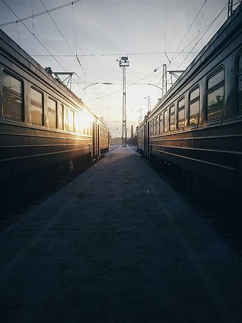 trem, Hora dourada, nascer do sol, simetria ferroviária, estação vazia, dois trens, vias férreas, estação de trem, luz da manhã, fotografia de trem, cena ferroviária