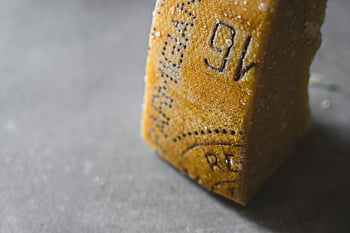 Parmigiano sýr, parmazán, stárnoucí textura, krystaly soli, detail, Podrobný pohled, Sýrová kůra, italský sýr, vyzrálý parmazán, povrch sýra, detail sýra