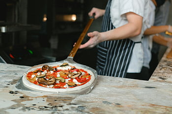 šéfkuchař, pizza, Pizza lopata, Čerstvá zeleninová pizza, trouba, Pizzeria Kitchen, vaření, příprava jídla, výroba pizzy, kuchyně, zástěra