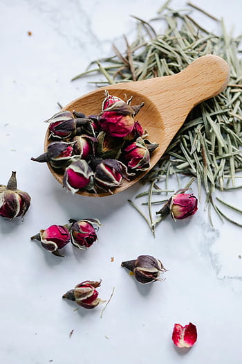 getrocknete Blumen, getrocknete Rosebuds, Kräuter, Holzschaufel, Ästhetikanordnung, getrocknete Kräuter, Rosenknospen, Holzlöffel, Blumengesteck, natürliches Dekor