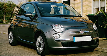 Fiat 500 grise, Fiat 500 classique, voiture garée, rue résidentielle, journée ensoleillée, rue du Royaume-Uni, voiture compacte, voiture ancienne, parking urbain, petite voiture, voiture européenne
