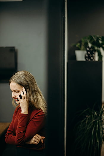 žena, android smartphone, Mladá žena, blonďaté vlasy, mluví na telefonu, Útulné vnitřní nastavení, krytý, chytrý telefon, neformální, červený svetr, rostlin