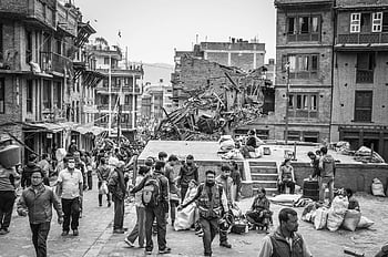 Aftermath Gempa Bumi, bhaktapur, Bangunan Hancur, orang berkumpul, puing, bangunan yang rusak, foto skala abu-abu, Adegan bencana, Penghancuran perkotaan, Gempa Nepal, Pemulihan pasca-bencana