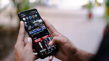 smartphone, Youtube, connettività digitale, all'aperto, avvicinamento, mani, dispositivo mobile, utilizzo di Internet, social media, tecnologia, Guardare video