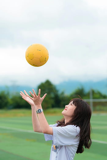 žena, bílé tričko, lov, fotbalový míč, žlutý míč, pole, Mladá žena, venkovní, sportovní, aktivita, rekreace