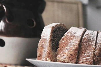 σπιτικό κέικ bundt, ζάχαρη άχνη, ζεστό επιδόρπιο, φέτες κέικ, πλάκα, νόστιμο κέικ, επιδόρπιο κέικ, bundt cake, κέικ με ζάχαρη σε σκόνη, κέικ φέτα, επιδόρπιο πλάκα