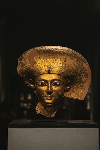 busto dourado do faraó, Arte do Egito Antigo, Museu de Arte, fundo escuro, estátua de ouro, exibição do faraó, exposição do museu, artefato egípcio, faraó dourado, antigo Egito, vitrine do museu