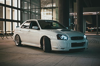 Bílé upravené Subaru Impreza WRX STI, městském prostředí, noc, elegantní, upraveny, bílé auto, subaru impreza, WRX STI, zaparkováno, světla města