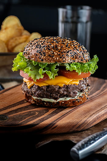 Hamburger, kapatmak, lezzetli, Gurme Burger, marul, domates, peynir, susam çörek, tahta, ağız sulandırıcı, yemek fotoğrafçılığı