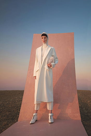 fashion model, white coat, pink background, outdoor sunset, elegant style, modern aesthetic, stylish pose, contemporary fashion, sunset photography, fashion photography, outdoor fashion shoot