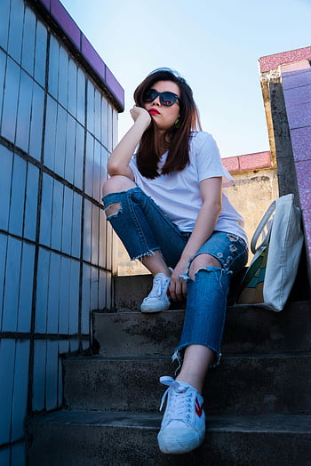 Donna seduta sulle scale, tote bag, donna alla moda, occhiali da sole, abbigliamento casual, scale esterne, jeans strappati, scarpe da ginnastica bianche, posa premurosa, moda casual, contesto urbano