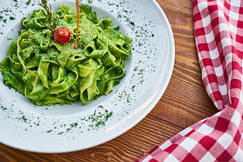 těstoviny fettuccine, zelené pesto, Cherry rajče, Italské jídlo, Ploché těstoviny nudle, zelená omáčka, zářivá zelená, italský styl, těstoviny, dřevěný stůl, Červený kostkovaný hadřík