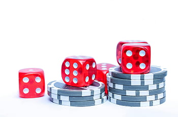 červené kostky, pokerové žetony, Témata hazardních her, zářivá červená, naskládané kostky, šedé čipy, Bílé čipy, Kasino hry, hry na kostky, pokerová hra, hazardní věci