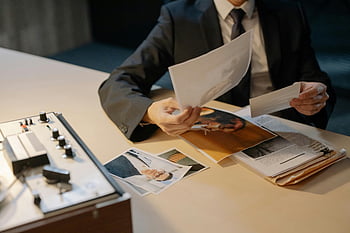 detective, pak, analyseren, fotografisch bewijs, bureau, onderzoek, detailopname, persoon die naar foto's kijkt, kantooromgeving, documenten