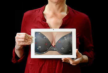 žena, tableta, Šedá podprsenka, spodní prádlo, červené tričko, studio shot, detailní, dospělé ženy, bílý tabletový počítač