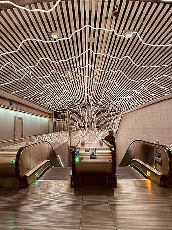 Stanice metra ve Stockholmu, osvětlený strop, LED řetězová světla, eskalátory, Umělecký design, vlakové nádraží, moderní architektura, veřejná doprava, městského umění, Vzhled interiéru, Švédsko