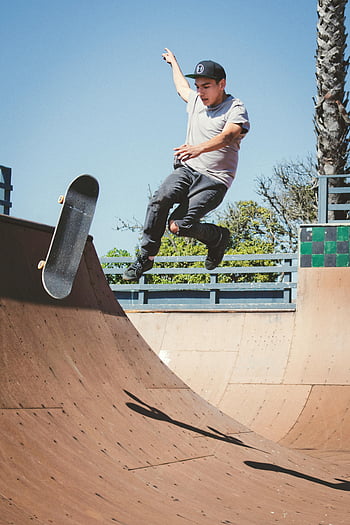 skateboard triky, dřevěná rampa, slunné Kalifornie, skatepark, skateboardista, Trick provedení, Venkovní skateboarding, Akce skateboardingu, Skateboardingové fotografie, Skateboardingové scény, Skateboarding obrázky