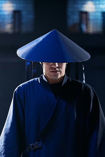 modrý ninja kostým, kuželovitý klobouk, Nastavení nízkého osvětlení, Herní postava kostým, selektivní zaměření, muž oblečený, Ninja oblečení, Modrý outfit, tmavé pozadí, cosplay, fotografování kostýmů