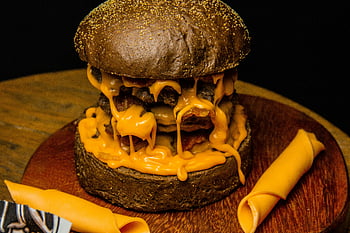 μπιφτέκι με τυρί, Gourmet Burger, λιωμένο τυρί, ξύλινη σανίδα, δείπνο, μεσημεριανό, νόστιμο μπιφτέκι, χυτά τυρί, μπιφτέκι, τσίσμπεργκερ, φωτογραφία τροφίμων