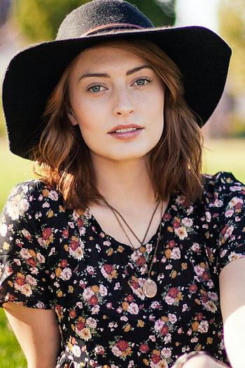 femeie, pălărie neagră, rochie florala, zi insorita, în aer liber, portret, femeie tânără, natură, Stil casual, boho fashion, moda pălăriei