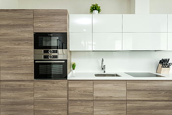 moderní kuchyně, Vestavěné spotřebiče, minimalistický design, Současná kuchyně, Elegantní kuchyně, bílé skříňky, Dřevěné skříňky, kuchyňské spotřebiče, dřez, kuchyňská pult, kuchyně