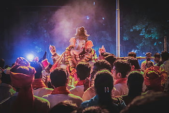 socha ganesha, ganesh chaturthi, lidé slaví, živá noční scéna, Krásně zdobené, Ganesha Idol, festivalové oslavy, kulturní akce, tradiční shromáždění, indický festival, noční oslava