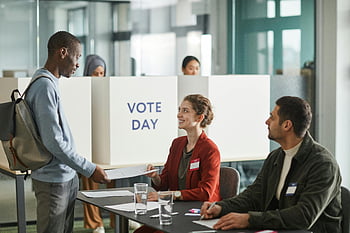 centro de votação, Grupo diverso, eleitores, oficiais, Estação de votação interna, dia da votação, eleição, cédula, Engajamento cívico, democracia, participação comunitária