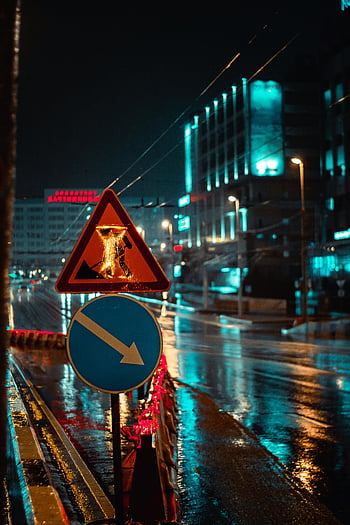 Night City Street, våte refleksjoner, levende trafikkskilt, blå gateskilt, opplyst by, gateskilt, nattfotografering, Urban natteliv, gatelys, veiskilt, natt scene