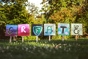 creëren, levendige geschilderde tekenen, buitentuin, assorti-color, bord decor, weelderige setting, kleurrijke letters, tuin kunst, creatieve weergave, natuur achtergrond, Artistieke bewegwijzering