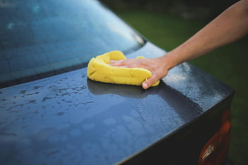 Mytí auta, žlutá houba, Čištění rukou, auto podrobně, Proces mytí, péče o automobil, údržba vozidla, čištění houby, Exteriér automobilu, myčka aut, Automatická péče