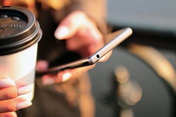 smartphone, Takeaway Coffee Cup, tekstning, udendørs, person holder, mobiltelefon, kaffe, hænder, teknologi, livsstil, afslappet