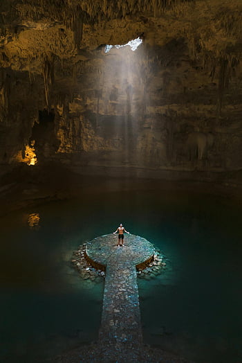cenote, Cancun, mészkő képződmények, napsugarak, barlang, víz, férfi állt, barlang közepe, lélegzetelállító, Fedezd fel, természeti csoda