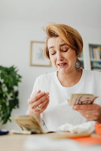 žena počítá peníze, Plačící žena, Finanční stres, rozrušená žena, vnitřní scéna, Počítání peněz, emoční nouze, finanční problémy, Vnitřní nastavení, Správa peněz, Finanční starosti